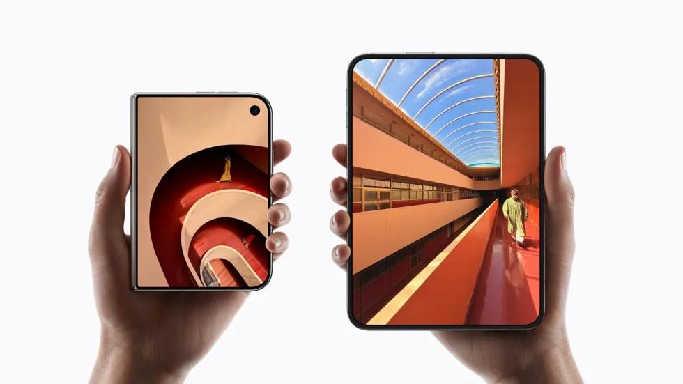 Açık ve kapalı halde tutulan iPhone Duo'nun dış ve iç ekranlarını gösteren Apple tanıtım görseli